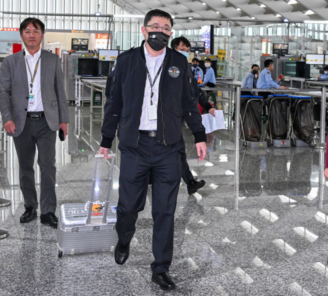 星宇航空董事长张国炜6日搭机赶赴日本东京处理相关事宜，7日中午亲自驾驶飞机返台，他在机场表示「对旅客真的很不好意思」。（陈麒全摄）