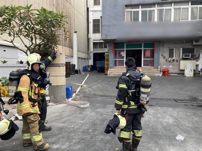 小港区1家食品工厂今传出液态氨气外泄，消防人员到场戒备。（翻摄照片／高雄洪靖宜传真）