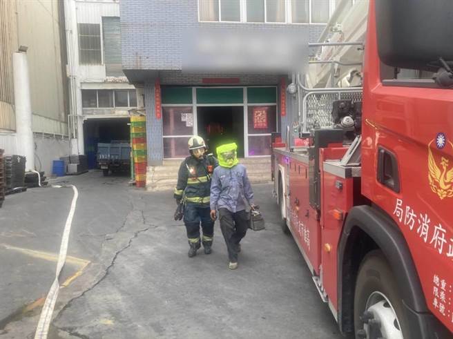 现场1名年约30岁的男性员工，疑似吸入氨气造成喉咙不舒服，由救护人员急救处置后送医。（翻摄照片／高雄洪靖宜传真）