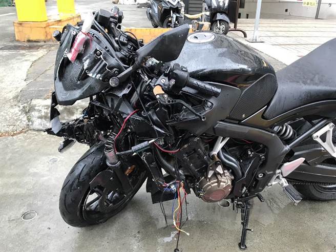 重机车头严重毁损。（翻摄照片／高雄洪靖宜传真）