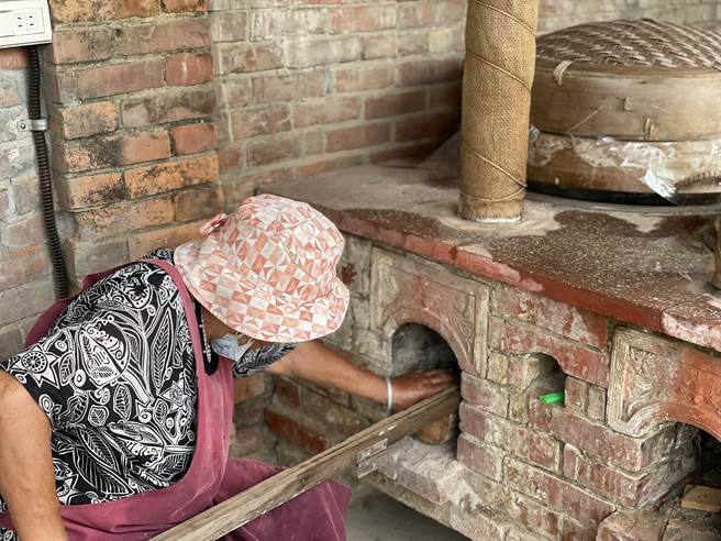 台南市後壁區頂長社區修復逾70年大灶。（張美雪提供／張毓翎台南傳真）