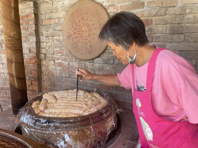 完工後，居民使用大灶來料理各種傳統美食。（張美雪提供／張毓翎台南傳真）