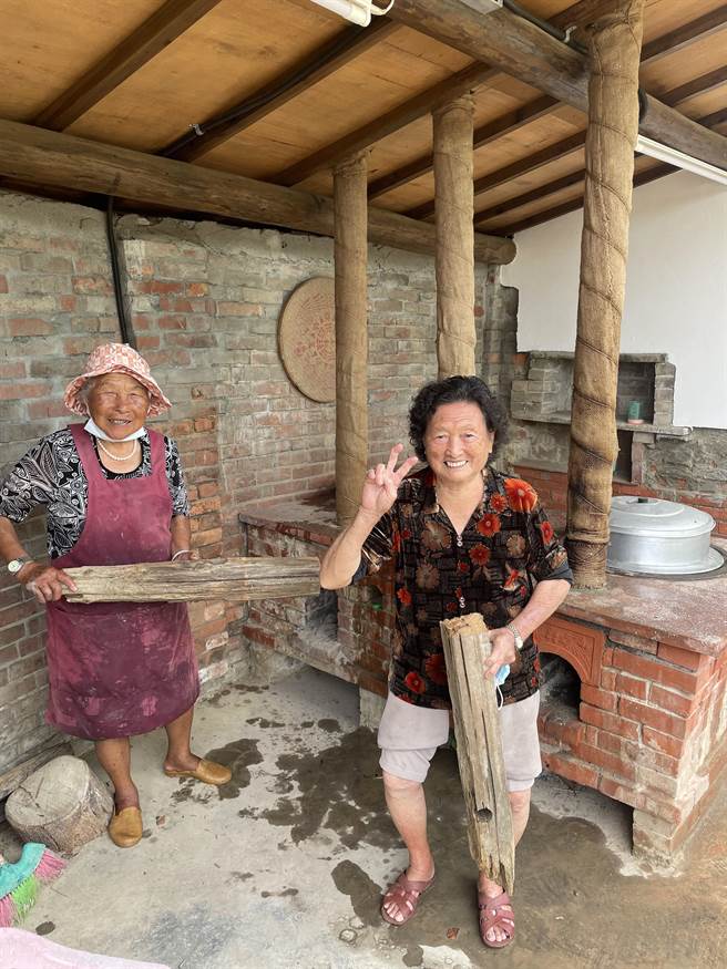 社區長輩很開心看到大灶重新被活化使用。（張美雪提供／張毓翎台南傳真）