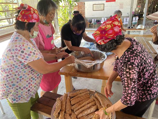 頂長社區居民聚在一起料理食物，增加彼此間的情誼。（張美雪提供／張毓翎台南傳真）