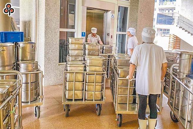 台北市教育局统计，截至4月为止，已有18校将调整餐费。（本报资料照片）