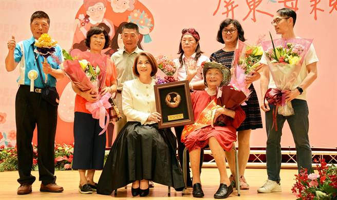 来自长治乡的丁许明枝（前排右）年逾百岁，是屏东县模范母亲中年纪最长。（林和生摄）