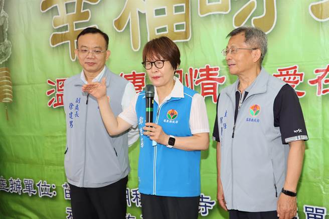 副县长邓桂菊（中）指学子目前接受帮助，期勉未来做个手心向下的人。（苗栗县政府提供／李京升苗栗传真）