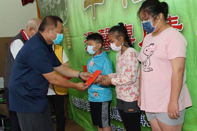 月称光明寺安排里长颁发奖助学金。（苗栗县政府提供／李京升苗栗传真）
