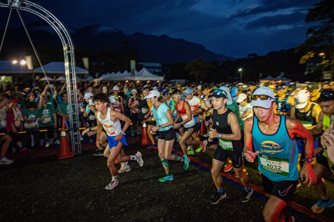 2023长滨双浪金刚马拉松起跑精彩画面。（东管处提供）