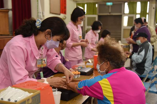 民眾抽血检验。（苗栗县政府提供／李京升苗栗传真）