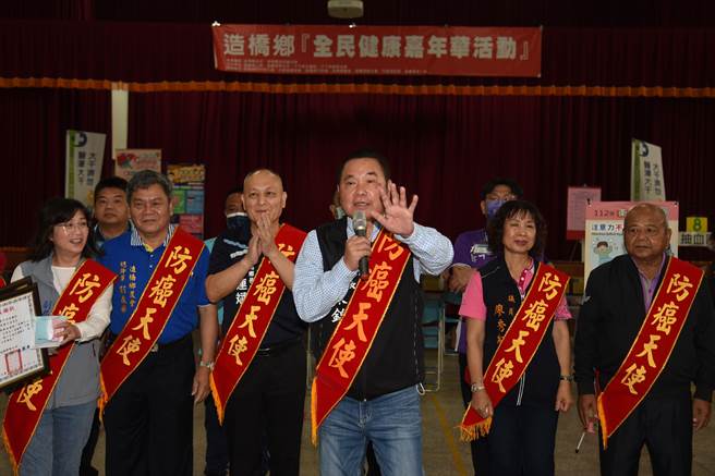 苗栗县长锺东锦（中）担任防癌大使。（苗栗县政府提供／李京升苗栗传真）