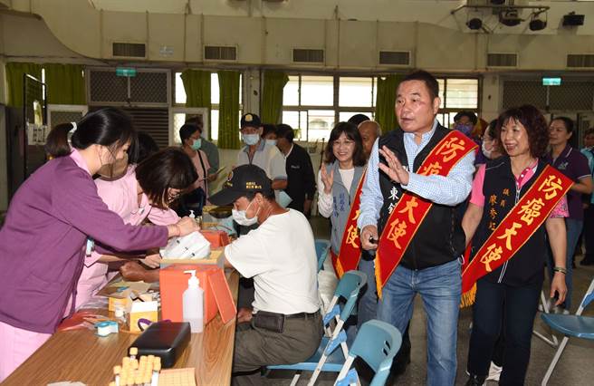 苗栗县长锺东锦向医护人员、乡亲打招呼。（苗栗县政府提供／李京升苗栗传真）