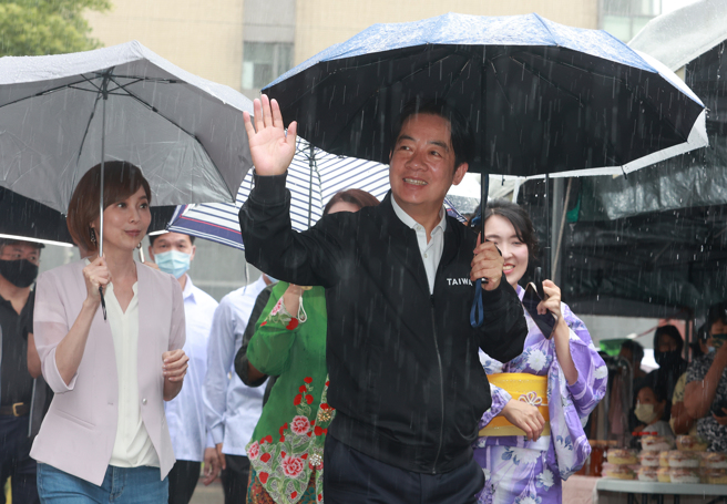 民进党主席赖清德（右）7日在竞办发言人郭雅慧（左）陪同，出席「三明治新世代」亲子园游会。（刘宗龙摄）