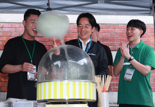 民进党主席赖清德（中）7日出席「三明治新世代」亲子园游会，并与年轻朋友一起卷棉花糖。（刘宗龙摄）