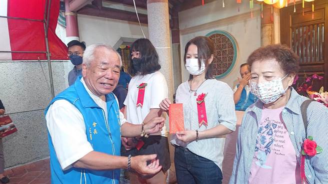 兴济宫7日颁发清寒学生奖助学金，基金会会长侯明福代表颁发红包，勉励学生努力向学。（程炳璋摄）
