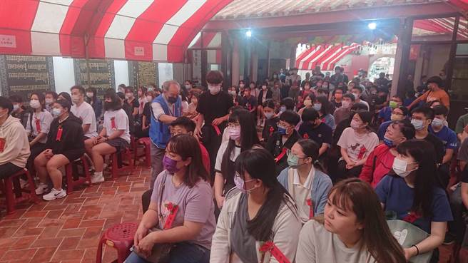 兴济宫7日颁发清寒学生奖助学金，共有79名学生获奖。（程炳璋摄）