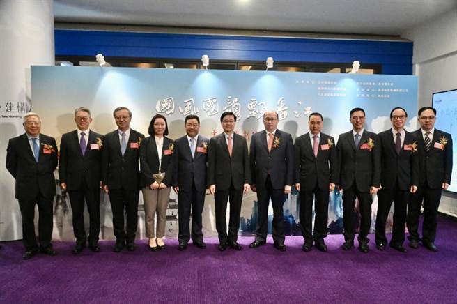 许正中（左五）6日在港以紫荆文化集团董事长身分首次公开亮相，与香港特首李家超、中联办主任郑雁雄出席「国风国韵飘香江」开幕典礼。（中新社资料照片）