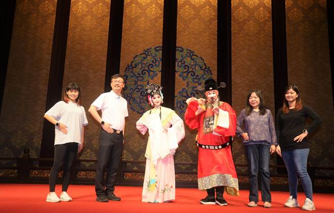 新北首场幼教美感教育活动7日登场，教育局长张明文（左2）、社会局副局长吴淑芳（右2）与京剧演员及教保服务人员舞台上合影。（新北市教育局提供）