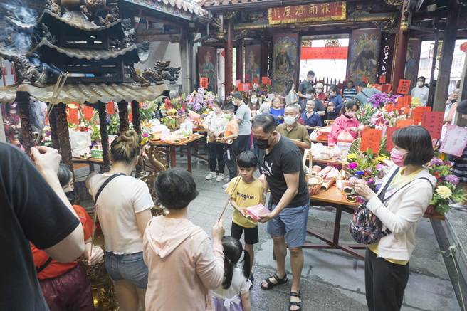 台中市南屯区万和宫今天有近千名妈祖的契子女回宫祝寿。（万和宫提供／张亦惠台中传真）