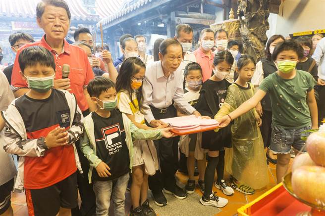 台中市南屯区万和宫今天有近千名妈祖的契子女回宫祝寿。（万和宫提供／张亦惠台中传真）