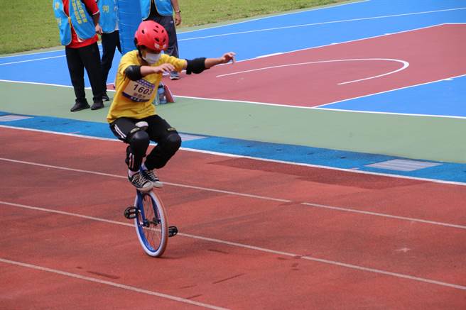111年市长杯独轮车滑溜竞距比赛。（桃园市体育总会独轮车委员会提供／陈梦茹桃园传真）