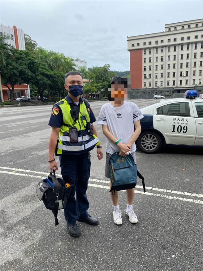 员警以巡逻车载王男赶赴警专应考。（永和警分局提供）