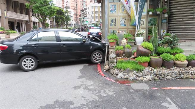 车辆油门疑似故障导致自撞。（永和警分局提供）