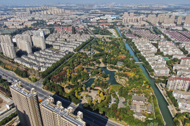 江苏苏州昆山因有大量台商聚集经商，曾有「小台北」之称，但近年来台商大量外移，当地房地产转趋萧条，开发商降价求售也遭政府重罚。（图／中新社）