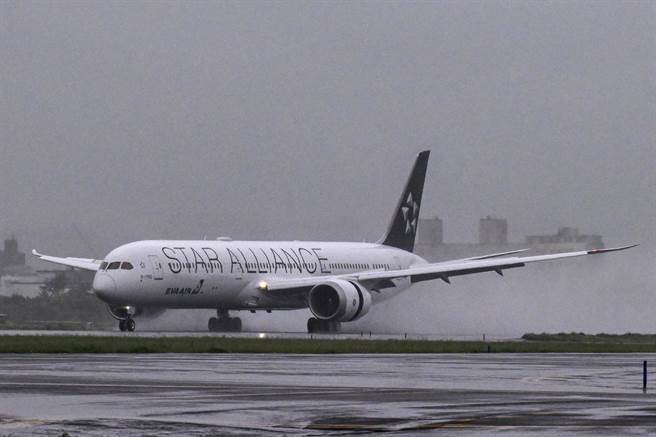 长荣航空第8架787-10客机7日下午2时飞抵桃园国际机场，此架国籍编号B-17812新机为全球首架星空联盟涂装的波音787-10客机，于美东时间5日上午（台北时间5日晚间）在美国南卡罗来纳州波音工厂交付，经整备并添加永续航空燃油后，由南卡罗来纳州查尔斯顿机场直飞桃园机场，飞航时间约17小时。（陈麒全摄）