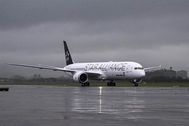 长荣航空第8架787-10客机7日下午2时飞抵桃园国际机场，此架国籍编号B-17812新机为全球首架星空联盟涂装的波音787-10客机，于美东时间5日上午（台北时间5日晚间）在美国南卡罗来纳州波音工厂交付，经整备并添加永续航空燃油后，由南卡罗来纳州查尔斯顿机场直飞桃园机场，飞航时间约17小时。（陈麒全摄）