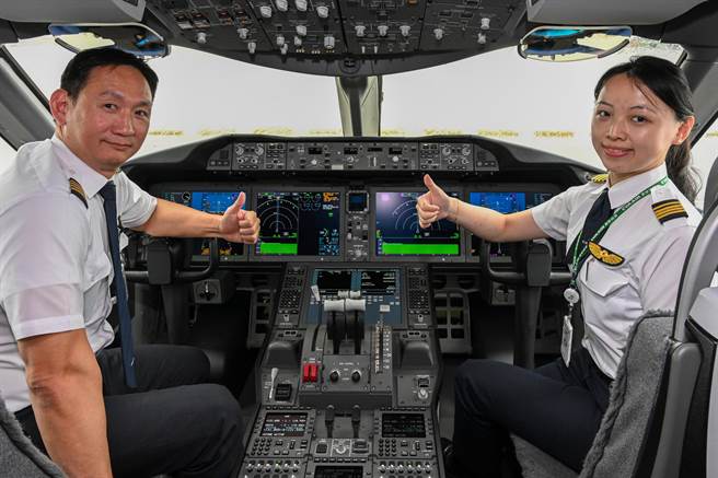 图为接机机师合影。（陈麒全摄）