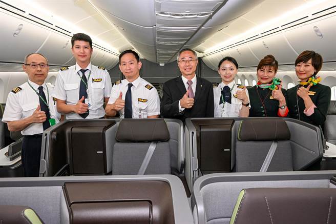 图为接机机组员与长荣航空机务本部副总经理黄世铭合影。（陈麒全摄）