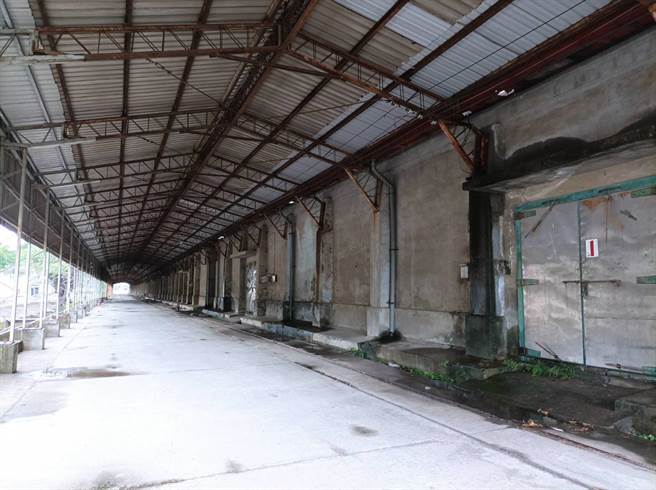 云林县北港糖厂蔗糖仓库空间宽敞，非常适合作为表演展场或工艺坊。（张朝欣摄）