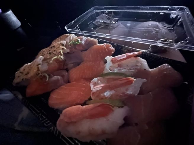 女子在壽司店外帶壽司套餐，竟然發現「蝦壽司發光」，讓她有些擔心之前吃的有沒有問題。（翻攝自臉書爆料公社）