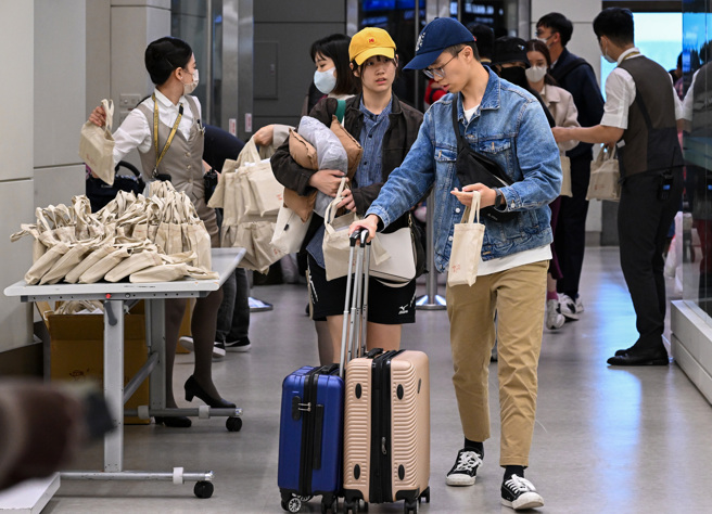 星宇航空因气候、机务与宵禁等问题，造成班机延误，导致旅客6日晚间滞留夜宿东京成田机场，首批自日本返台旅客在7日下午抵达桃园机场。（陈麒全摄）