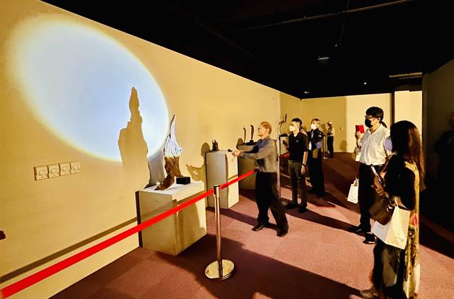 天雕大师白沧沂，透过光影让枯木呈见「观音」的形象。（廖志晃摄）