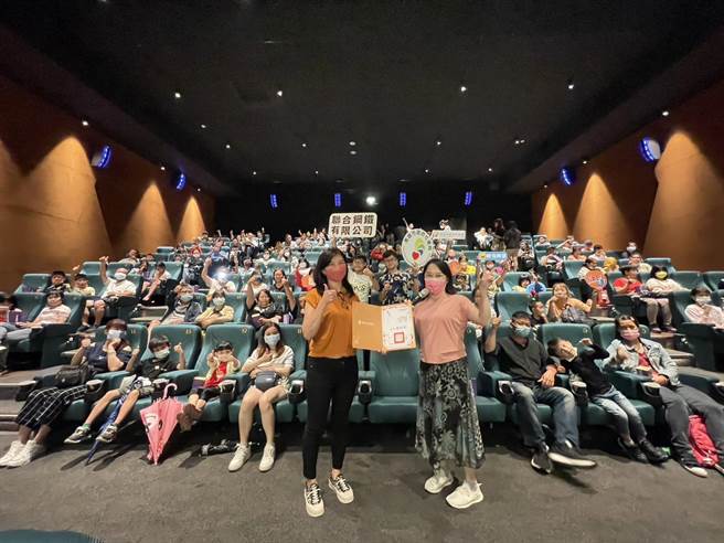 联合钢铁有限公司今日透过高雄市政府社会局邀请150名单亲、新住民家户及联合钢铁20位同仁，包下台铝影城的放映厅，让孩子陪伴家长一同观赏电影，以实际行动陪伴家户欢度「母亲节」。（高雄市社会局提供／林雅惠传真）