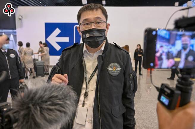 桃园机场星宇航空董事长张国炜6日搭机赶赴日本东京处理相关事宜，7日中午亲自驾驶飞机返台，他在机场表示「对旅客真的很不好意思」。（陈麒全摄）