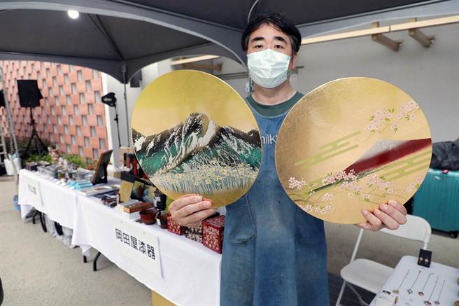 台南三井OUTLET的「金泽周IN台南」，展出当地的九谷烧、漆器及友禅的T-SHIRT等精美名品。（市府提供／洪荣志台南传真）