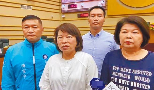 嘉义市议员张秀华（右）、陈家平（左）表态参选立委，图为在市议会问政情形。（廖素慧摄）