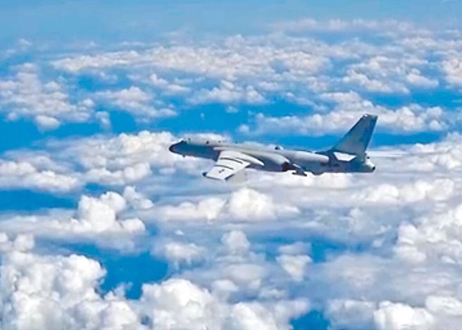 图为解放军东部战区机舰在台海周边海空域进行实战化演训。（摘自中国军网）