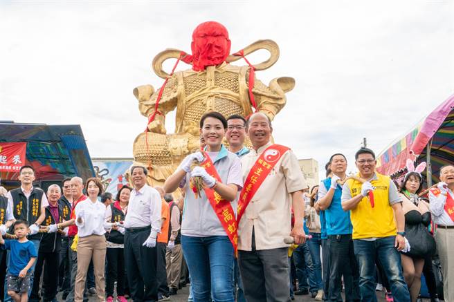 新竹市长高虹安、佑圣宫主任委员林再兴、议员与信眾共同拉引玄天上帝圣像入庙。（新竹市政府提供／王惠慧新竹传真）