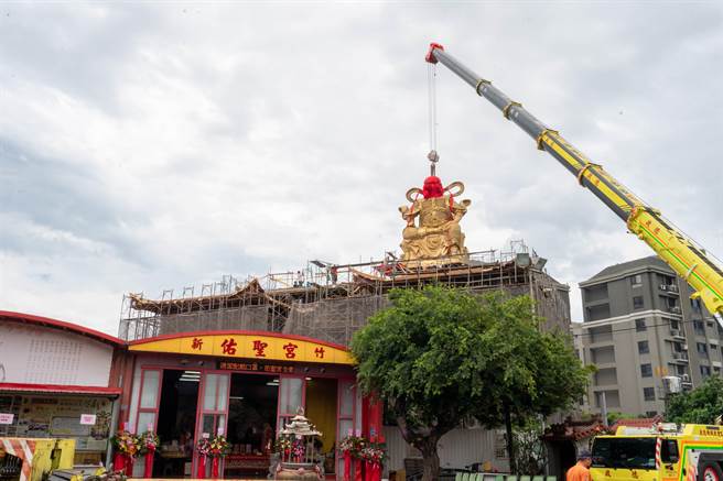 玄天上帝圣像入庙安装。（新竹市政府提供／王惠慧新竹传真）