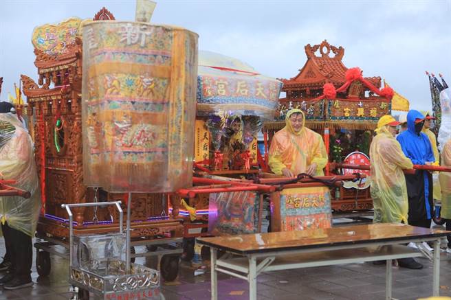 桃园市新屋天后宫今日举行妈祖文化祭海陆联合遶境，近千名信眾不畏风雨参与，盼向新屋妈祈求港边出入平安、渔船渔获满载。（黄世杰办公室提供／蔡明亘桃园传真）