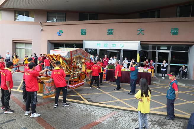 桃园市新屋天后宫今日举行妈祖文化祭海陆联合遶境，陆上遶境出动80辆车，途中还停在部桃新屋分院外，替病患祈福。（桃园新屋天后宫提供／蔡明亘桃园传真）