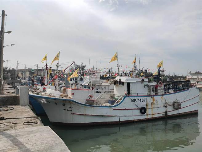 桃园市新屋天后宫今日举行妈祖文化祭海陆联合遶境，聚集约30艘渔船，在新屋、新丰一带海域遶境祈福。（桃园新屋天后宫提供／蔡明亘桃园传真）