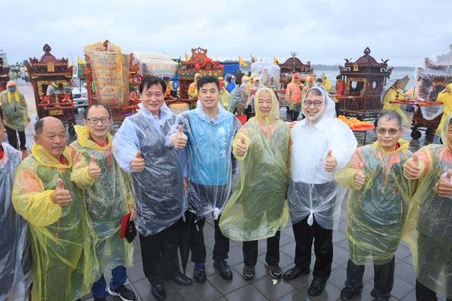 桃园市新屋天后宫举行妈祖文化祭，新屋天后宫董事长李焕昌表示，陆上遶境行之有年，今年为第2度办理海陆联合遶境，聚集将近千人共襄盛举。（黄世杰办公室提供／蔡明亘桃园传真）