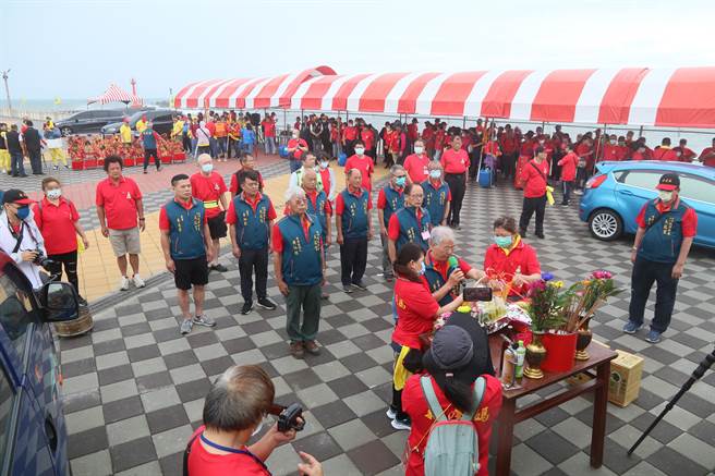 桃园市新屋天后宫今日举行妈祖文化祭海陆联合遶境，在港边进行净港科仪，祈求出入平安、渔获满载。（桃园新屋天后宫提供／蔡明亘桃园传真）