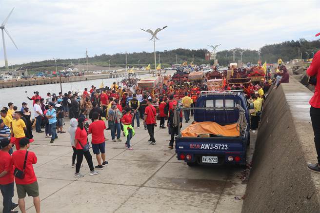 桃园市新屋天后宫今举行妈祖文化祭海陆联合遶境，在港边进行净港科仪，祈求出入平安、渔获满载，今年聚集近千人共襄盛举。（桃园新屋天后宫提供／蔡明亘桃园传真）