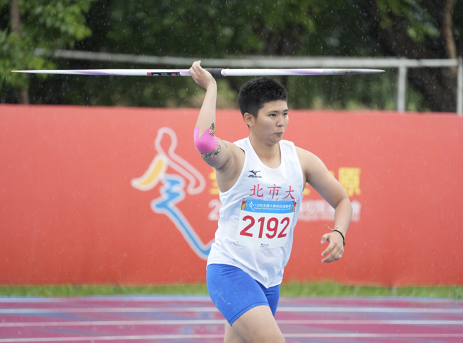 北市大李慧君在雨中挑战极限，勇夺112全大运田径公开女生组标枪金牌。（中原大学提供）